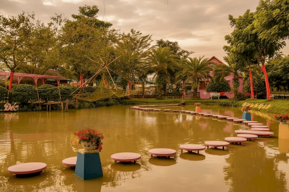 Một g&oacute;c vườn hoa trang tr&iacute; v&agrave;o dịp Festival Hoa - Kiểng Sa Đ&eacute;c năm 2023